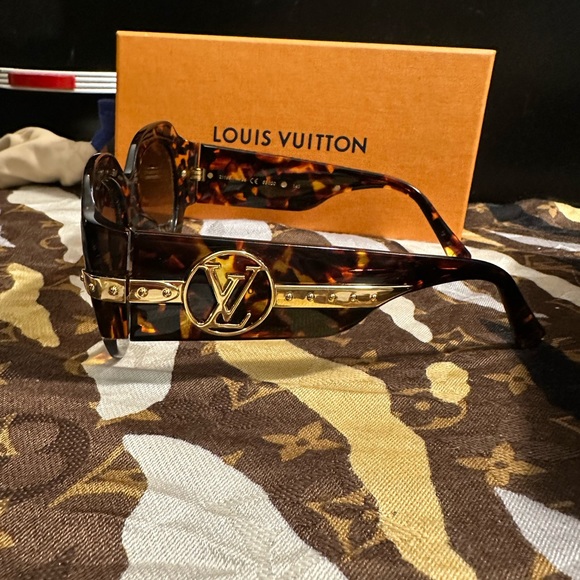 Louis Vuitton sunglasses - Picture 2 of 10